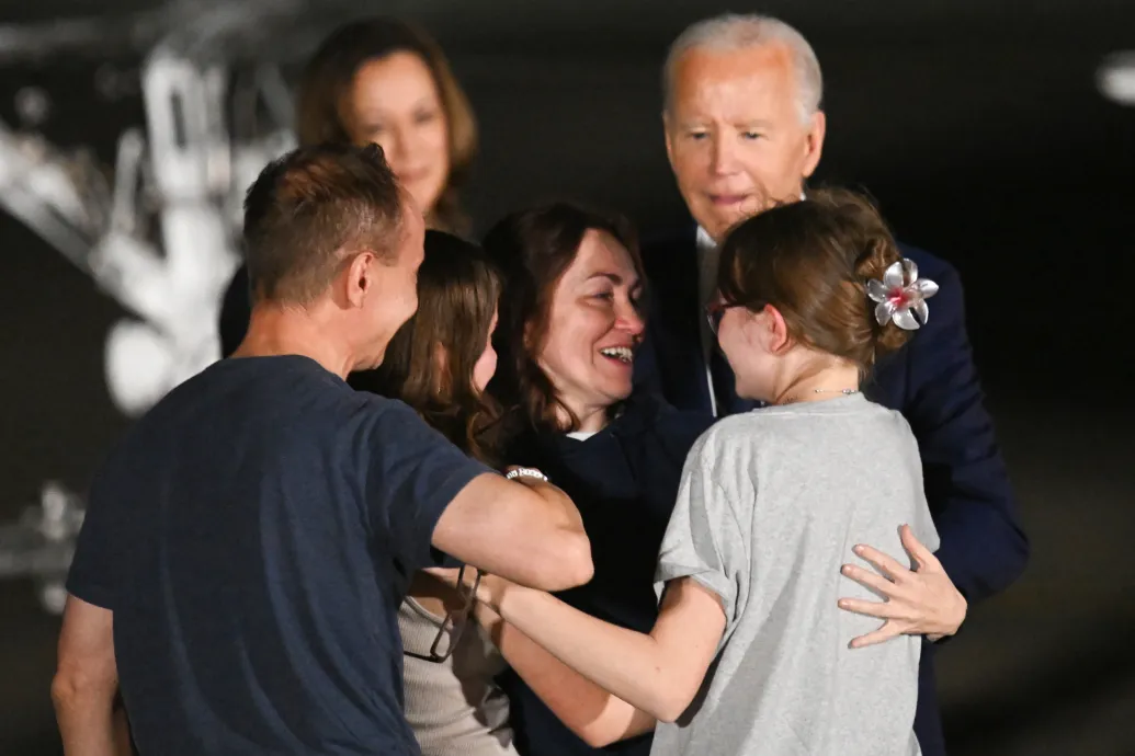 Biden és Harris együtt üdvözölte landolásuk után a fogolycserével szabadult férfiakat