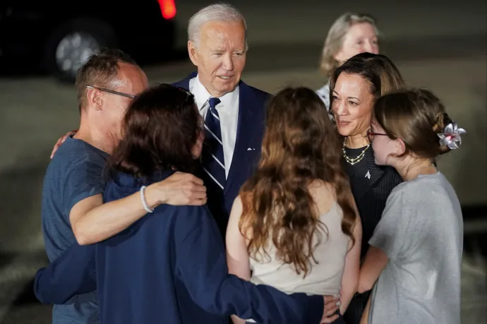 Biden és Harris együtt üdvözölte landolásuk után a fogolycserével szabadult amerikaiakat