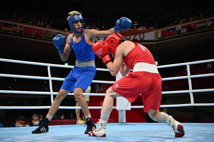 Helif (kékben) az ír Kellie Anne Harrington ellen a tokiói olimpián – Fotó: Luis Robayo / AFP