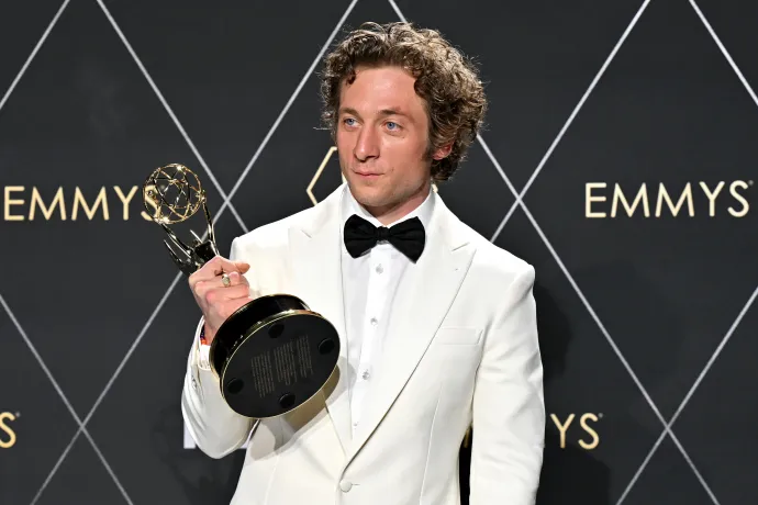 Jeremy Allen White friss Emmy-díjával, 2024. január 15-én – Fotó: Robyn Beck / AFP