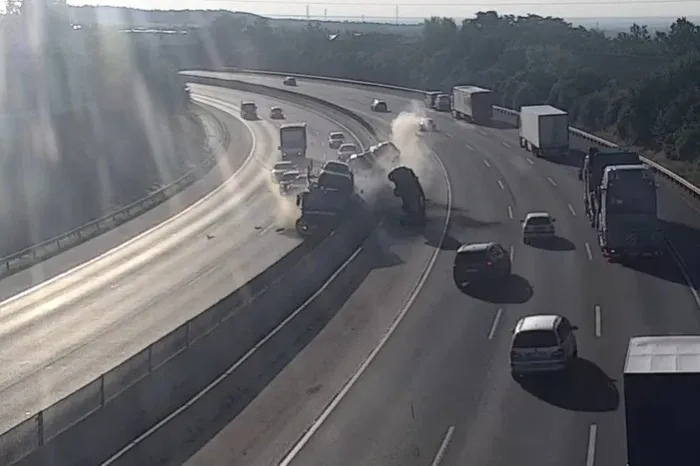 Akkora defektet kapott egy tréler az M0-on, hogy a túlsó sávba repült át az egyik rajta lévő autó