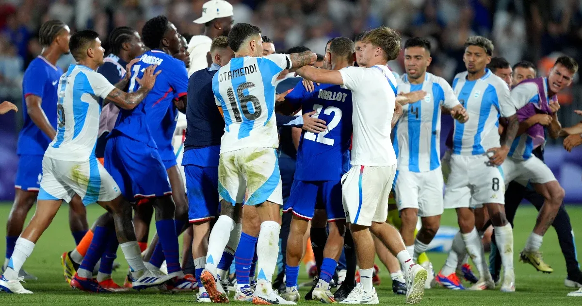 Tömegbunyóba torkollt a francia-argentin olimpiai focinegyeddöntő
