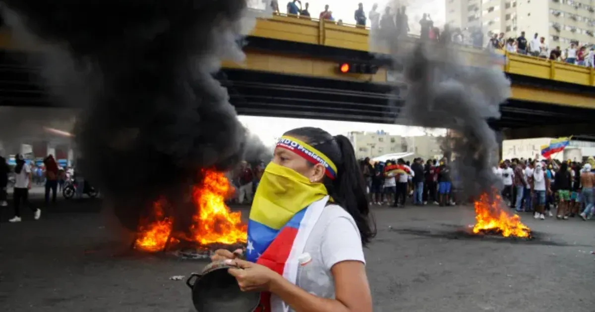 Ledöntött Chávez-szobrok, felgyújtott autók: terjed a vitatott választás után kirobbant tüntetéshullám Venezuelában