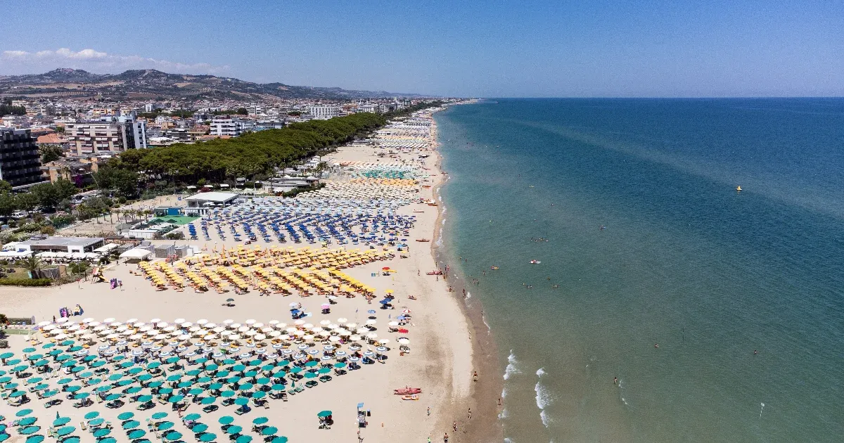 Pánik tört ki egy olasz strandon, miután villám csapott a fürdőzőkbe