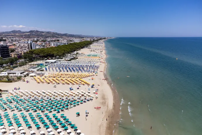 Pánik tört ki egy olasz strandon, miután villám csapott a fürdőzőkbe