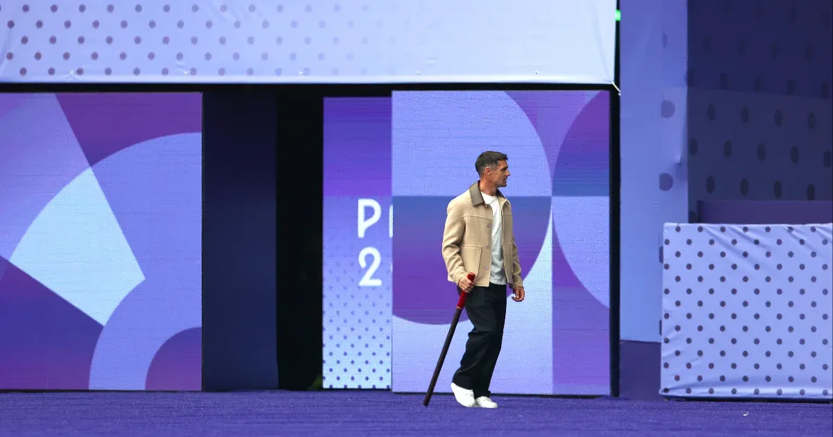 Miért ütik a párizsi olimpián bottal a padlót minden verseny előtt?