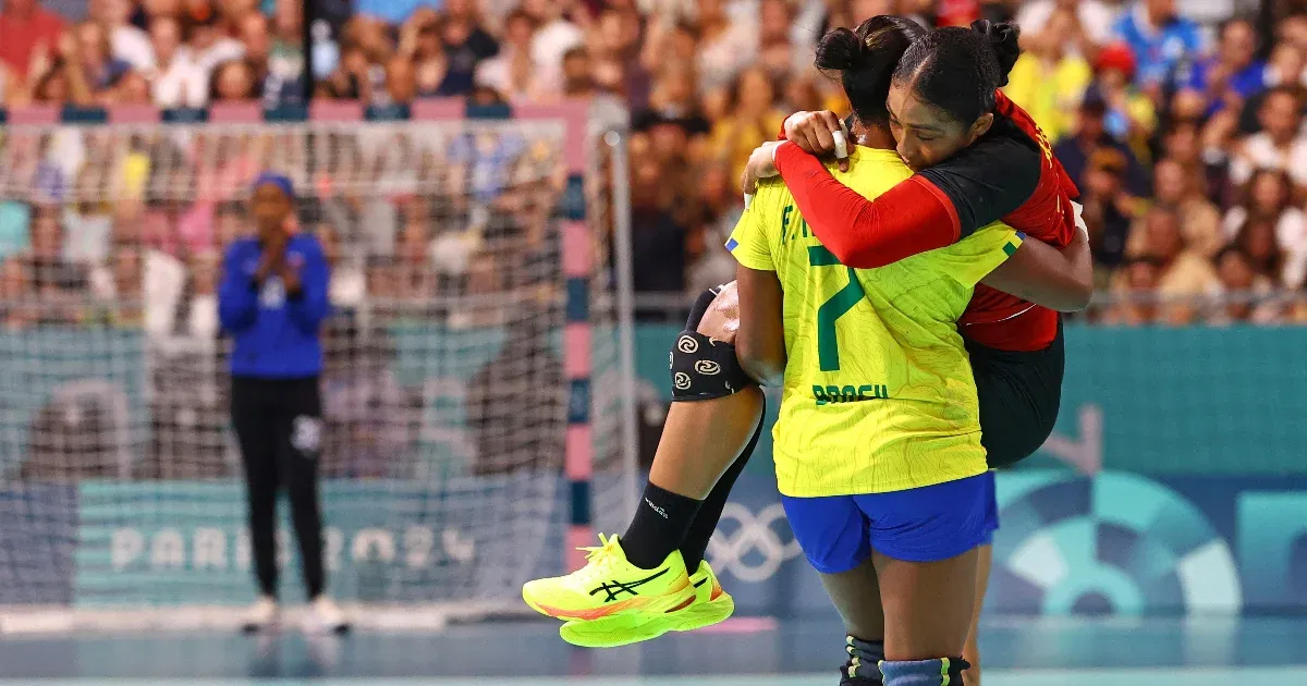 Erről szól az olimpia, ölében vitte le sérült ellenfelét a brazil kézilabdázó