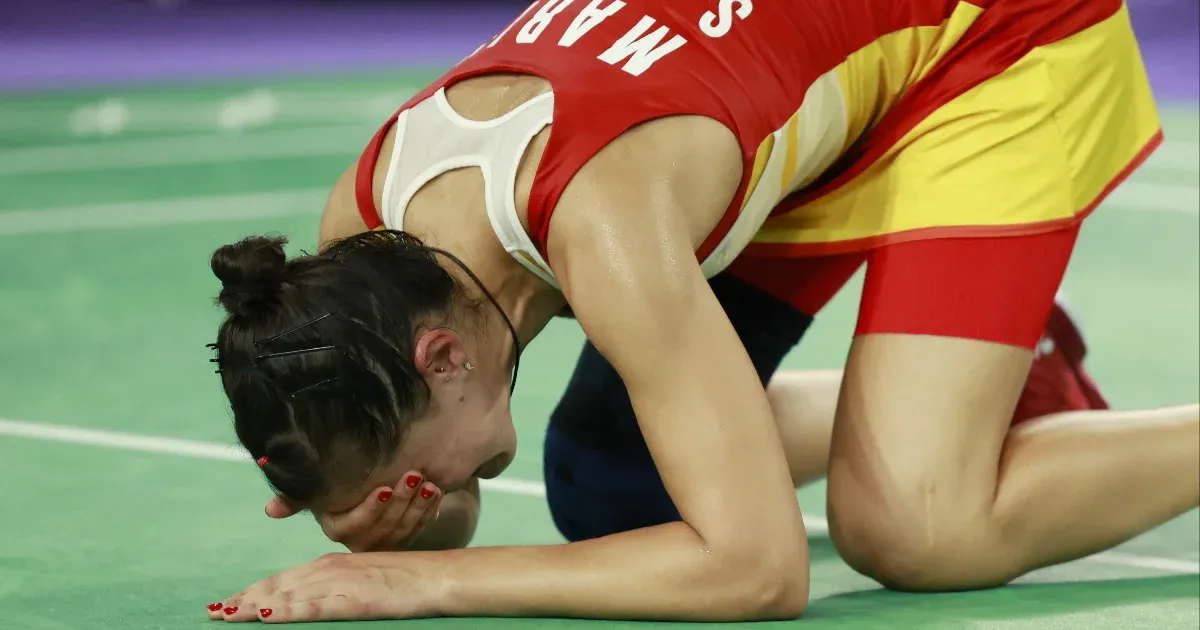 Aláfordult a térde, zokogva adta fel az elődöntőjét az aranyesélyes spanyol tollasozó