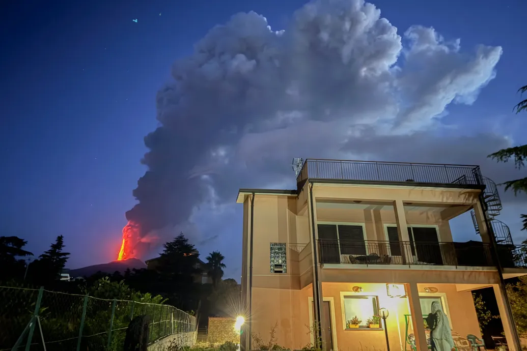 Kitört az Etna, kevesebb járatot fogad a cataniai repülőtér