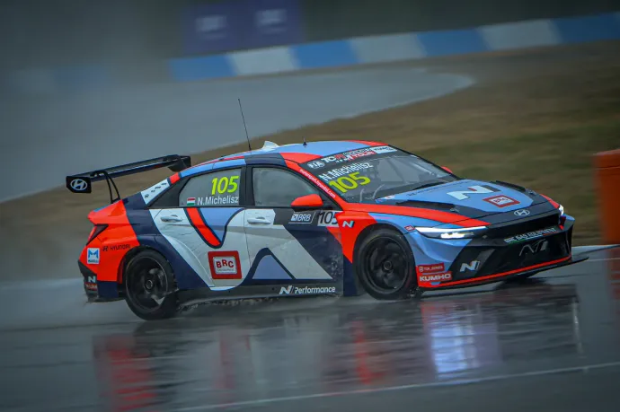 Michelisz az uruguayi versenyhétvége edzésén, esőben – Fotó: Hernán Capa / TCR World Tour