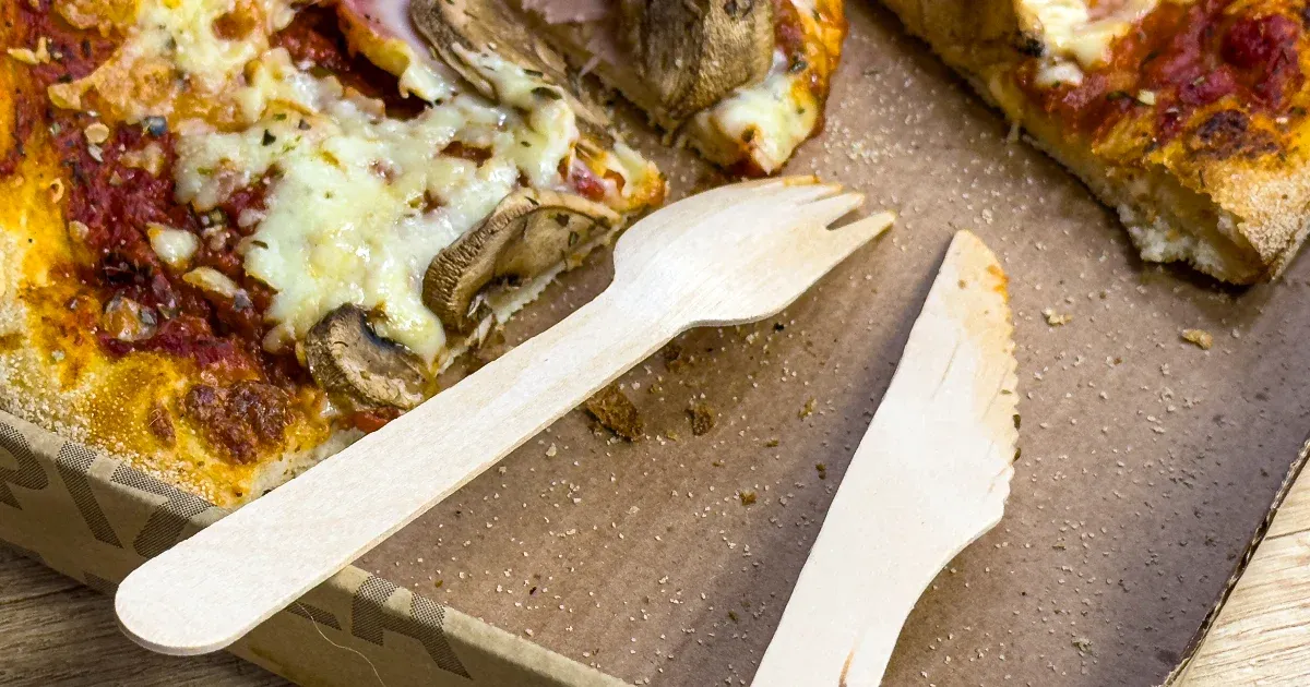 Egy örömapa betolta a svédasztalt, majd kirúgták az esküvőről azokat, akik nem adtak neki a pizzájukból
