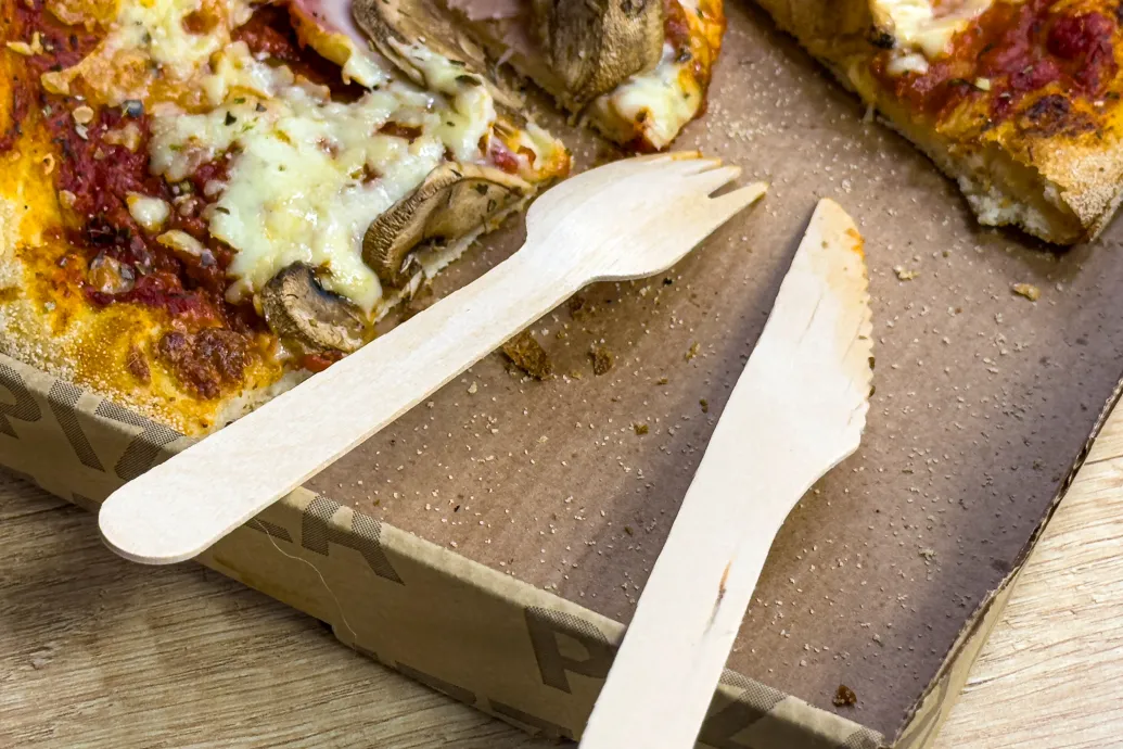 Kirúgtak egy férfit egy esküvőről, miután pizzákat rendelt az asztalához