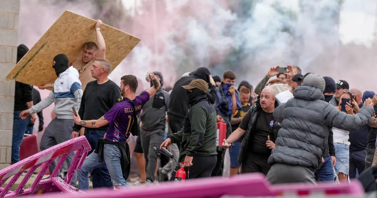 Összeül a zavargások miatt a brit kormány válságstábja, a COBRA