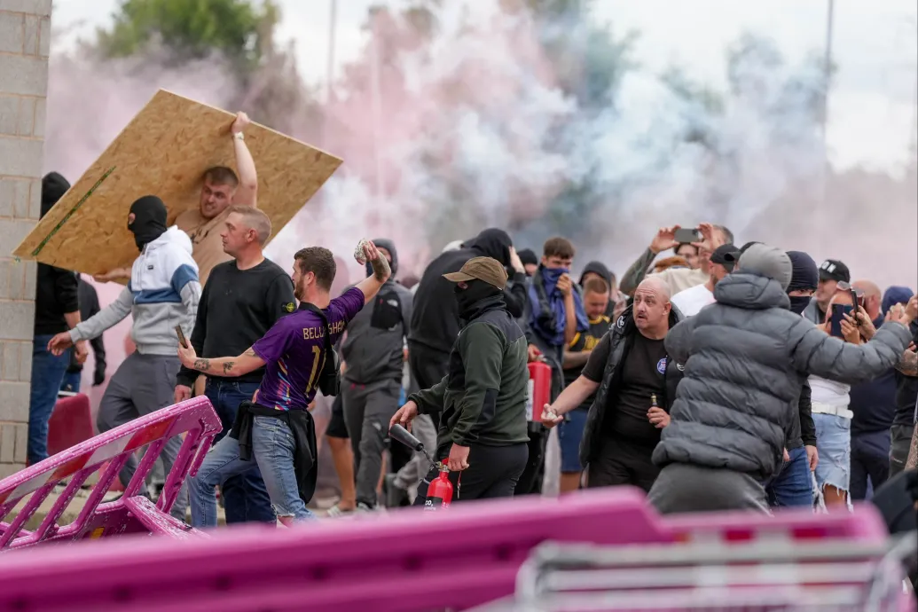 Összeül a zavargások miatt a brit kormány válságstábja, a COBRA