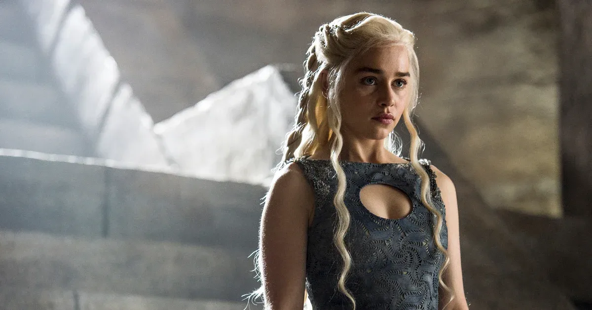 A hatéves Khaleesi nem kapott útlevelet, mert a brit hatóság azt hitte, bezavar a Warner Brothers védjegye