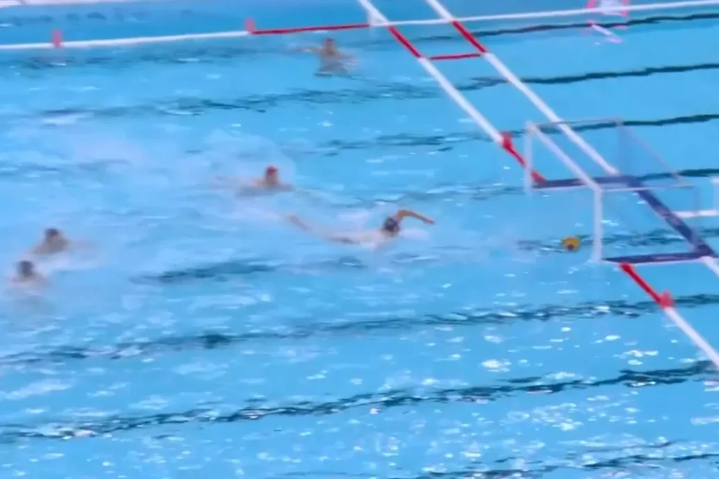 Varga Dénes a magyar térfélről vágott be hatalmas gólt a szerbek üres kapujába