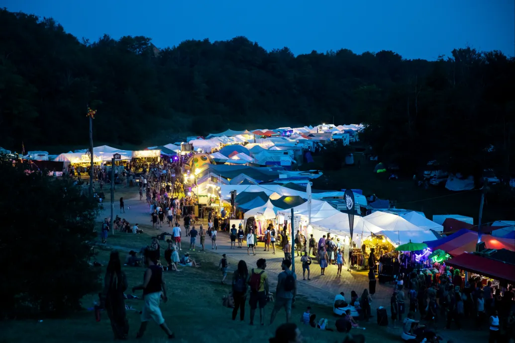 Meghalt egy fesztiválozó, aki megégett az Ozorán