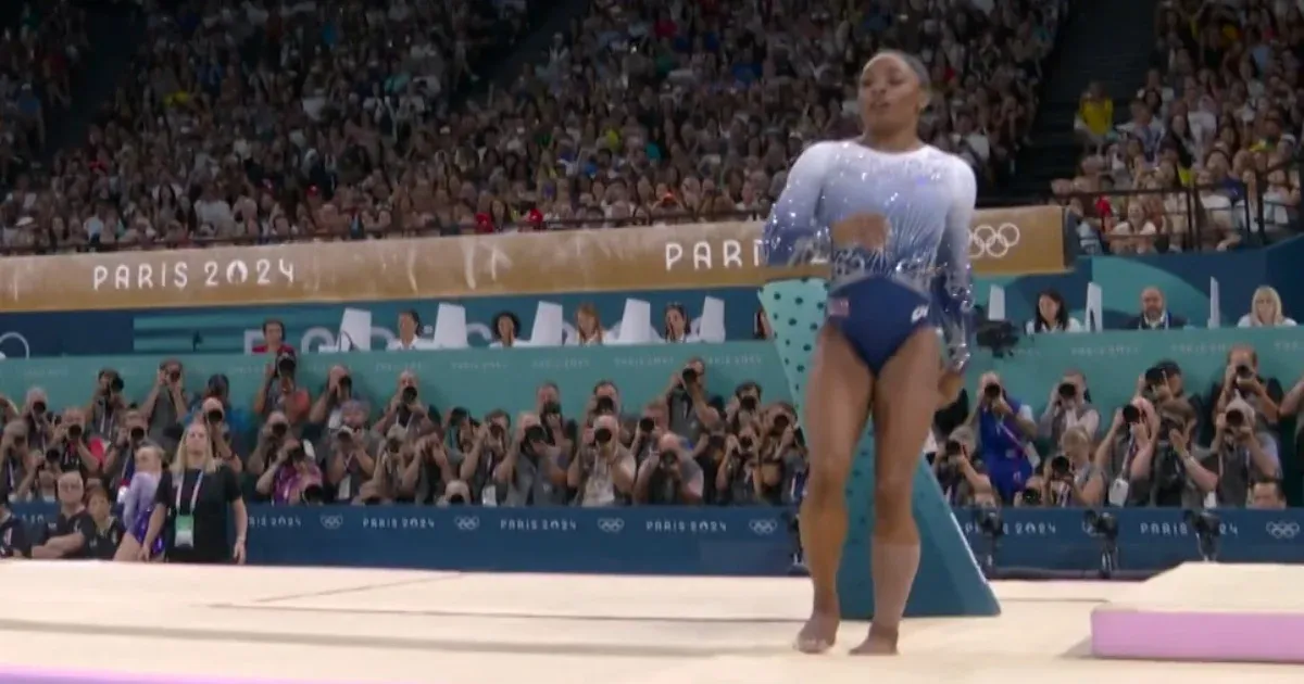 Biles rontott, lecsúszott a gerendáról, de aztán talajon ezüstérmet szerzett