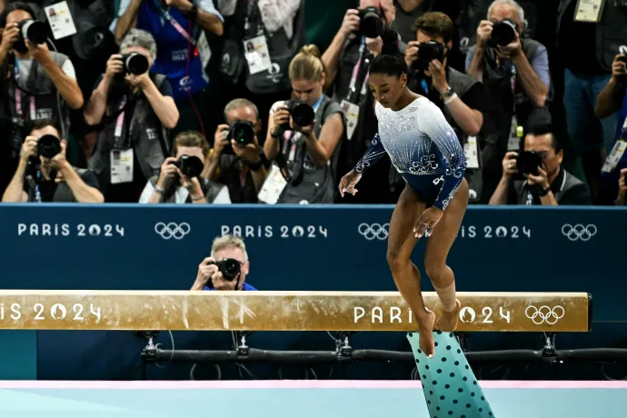 Simone Biles ötödik lett gerendán, miután leesett a szerről az olimpiai döntőben – Fotó: Lionel Bonaventure / AFP 