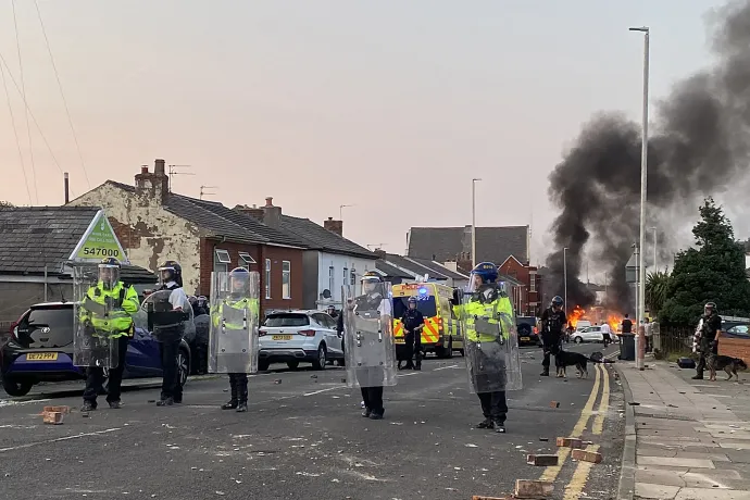 Rohamrendőrök a Southport Islamic Society mecset közelében történt zavargások után az északnyugat-angliai Southportban, 2024. július 30-án – Fotó: Roland Lloyd Parry / AFP