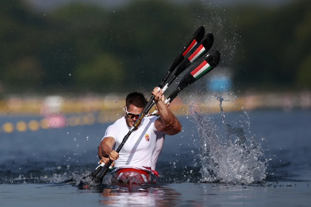 Mindkét magyar kajak négyes továbbjutott a középdöntőbe