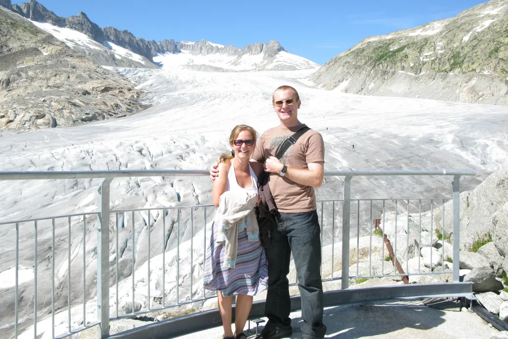 Nem fogok hazudni, megsiratott – 15 év elteltével látogatott el egy házaspár a svájci gleccserekhez