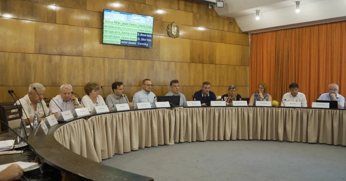 A fideszes vezetést elküldő Paksnak annyival kevesebb lesz a pénze, hogy egy 4,3 milliárdos buszbeszerzést is visszamond
