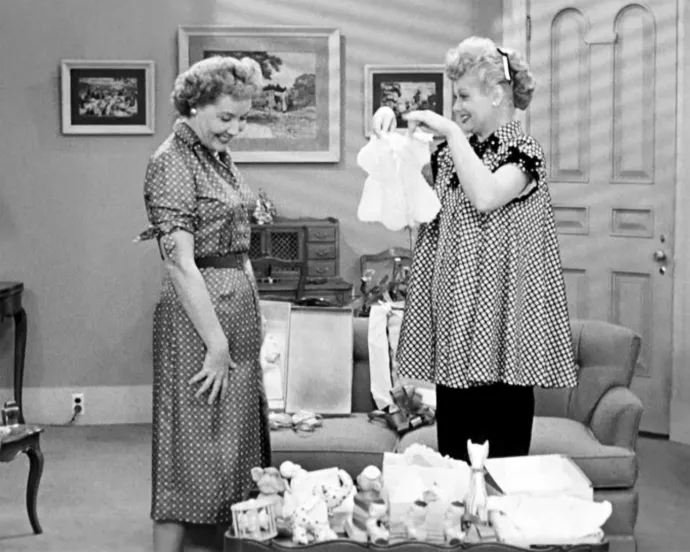 Vivian Vance (mint Ethel Mertz) és Lucille Ball (mint a terhes Lucy Ricardo) az I Love Lucy egyik epizódjában, amit 1953. január 5-én sugároztak – Fotó: Cbs Photo Archive / Getty Images