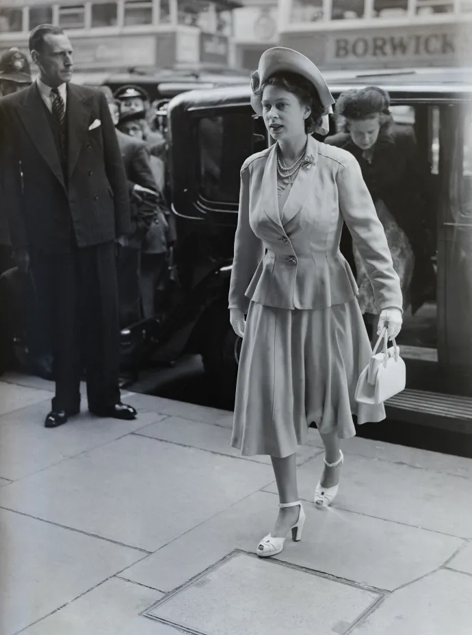 II. Erzsébet angol királynő négy hónapos terhesen 1948. június 7-én – Fotó: David Levenson / Getty Images