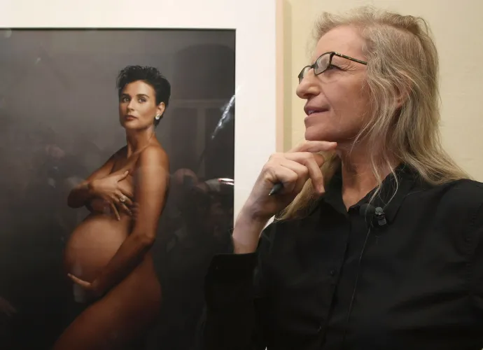 A fotós Annie Leibovitz Demi Moore portréja előtt, 2009. február 20-án, Berlinben – Fotó: Sean Gallup / Getty Images