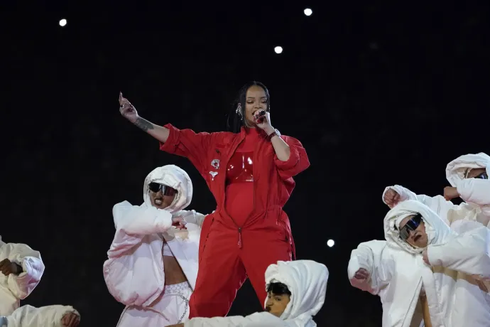 Rihanna fellép a Super Bowl félidei show-műsorában, az arizonai Glendale-i State Farm Stadionban, 2023. február 12-én – Fotó: Timothy A. Clary / AFP