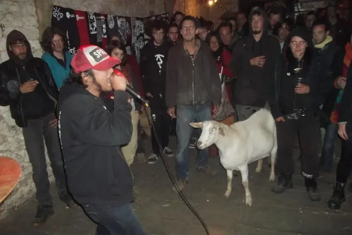 A francia kecske, ami imádta a punkot és a grindcore-t