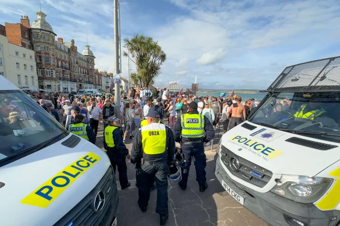 Három év börtönt kapott egy brit férfi, aki rátámadt egy rendőrre a southporti zavargások során