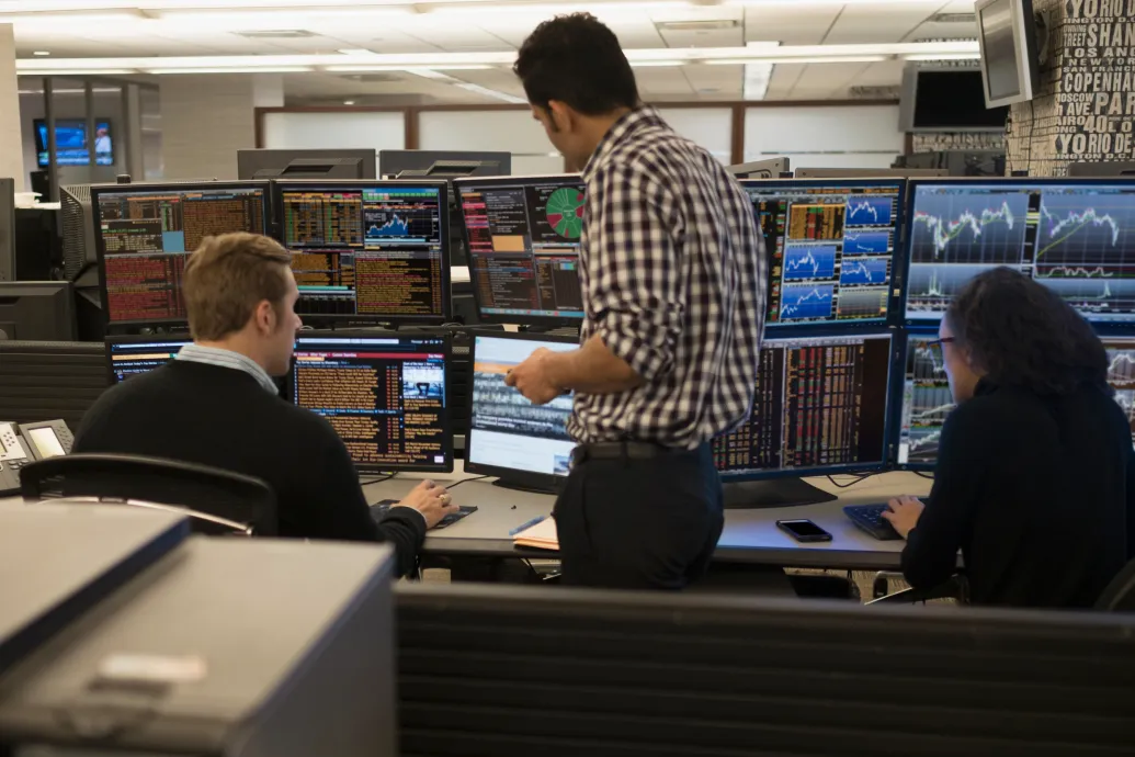 A külföldieket hozza helyzetbe a magyar cégekkel szemben, és a forint árfolyamát is lehúzza a megemelt tranzakciós illeték