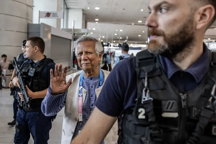 Muhammad Junuszt rendőrök kísérik a párizsi Roissy-Charles de Gaulle repülőtéren, miután elindult Bangladesbe, hogy ideiglenes kormányt alakítson – Fotó: Luis Tato / AFP