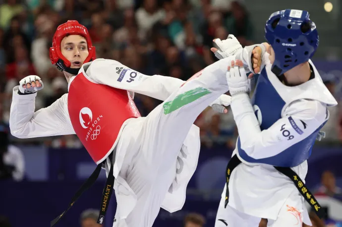 Józsa levente és Liang Jü-suaj küzdelme a párizsi olimpián – Fotó: David Gray / AFP