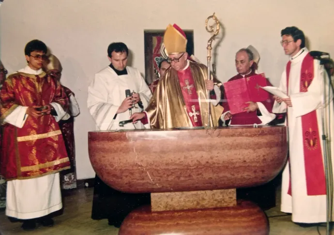 A templomot Paskai László, a később bíborosi rangra emelt esztergomi érsek szentelte fel 1987. június 6-án. A kép jobb szélén Benkovich Ferenc atya – Fotó: Benkovich Ferenc archívumából