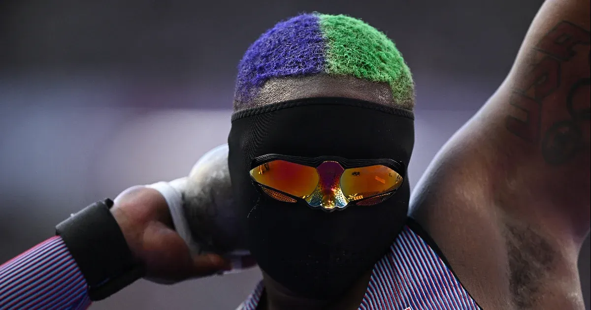 Fekete arcmaszkban, napszemüvegben megy az olimpiai aranyért az extravagáns amerikai súlylökő