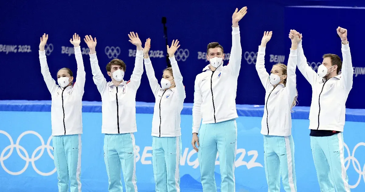 Peking helyett Párizs: a nyári olimpián adták át a 2022-ben műkorcsolyázó csapatok érmeit