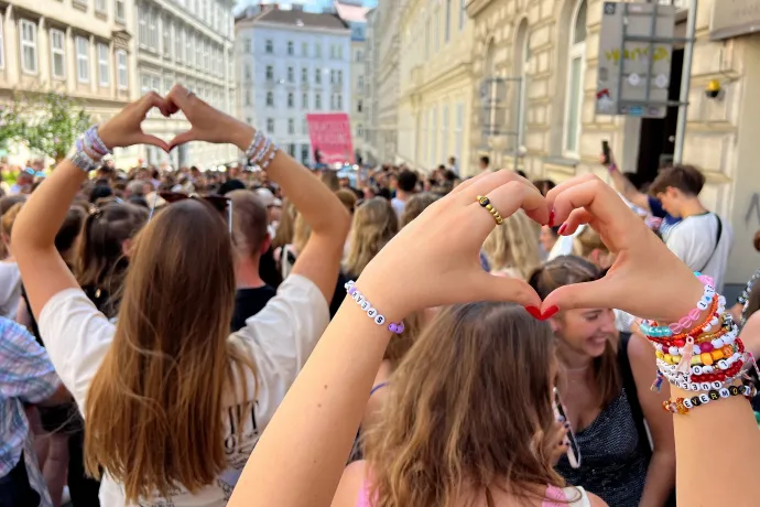 Videón, ahogy a Taylor Swift-rajongók egy bécsi utcában énekelnek a lemondott koncertek miatt