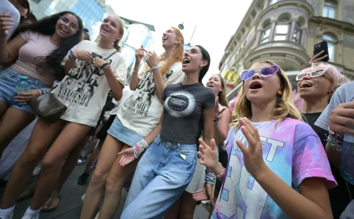 Taylor Swift rajongói Bécs belvárosában csütörtökön – Fotó: Roland Schlager / AFP