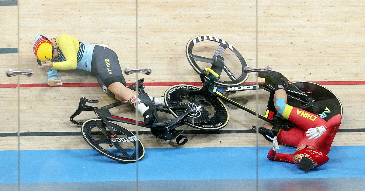 A collision occurred at the end of the bike race at a speed of 65 km/h.