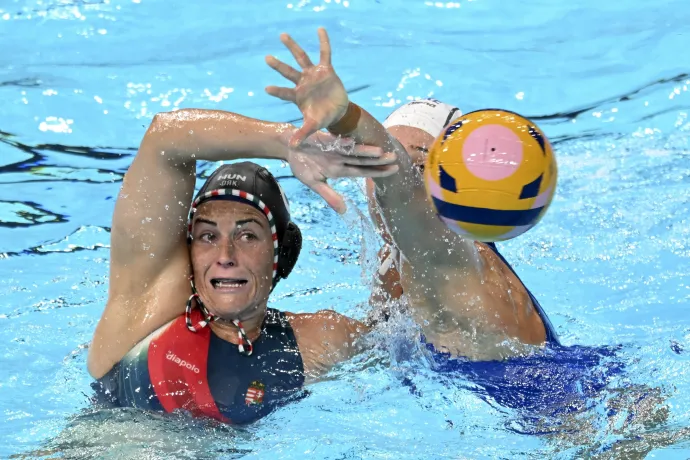 Parkes Rebecca és a görög Joána Hidirioti a 2024-es párizsi nyári olimpia női vízilabdatornáján 2024. augusztus 8-án – Fotó: Illyés Tibor / MTI