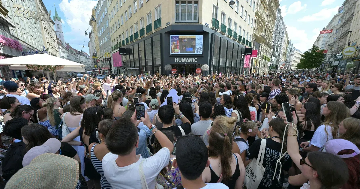 Ingyen hamburgerrel, ingyen belépőkkel és Swarovskival kárpótolja Bécs a csalódott Taylor Swift-rajongókat