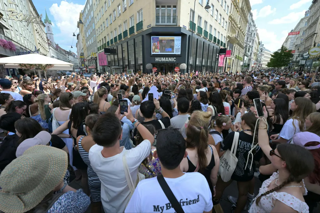 Ingyen hamburgerrel, ingyen belépőkkel és Swarovskival kárpótolja Bécs a csalódott Taylor Swift-rajongókat