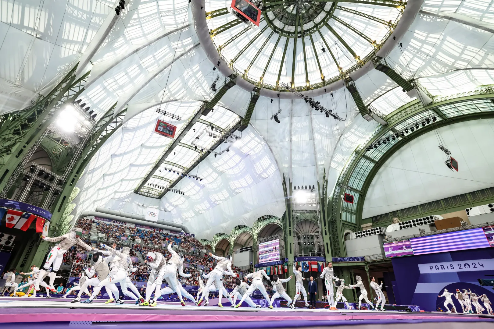 Látványos, grandiózus helyszínekből nem volt hiány az olimpián, a vásároknak helyt adó, az 1900-as párizsi világkiállításra épül Grand Palais-ban a vívók kezdtek, aztán a második hétre átadták helyüket a taekwondósoknak – Fotó: Hector Vivas / Getty Images