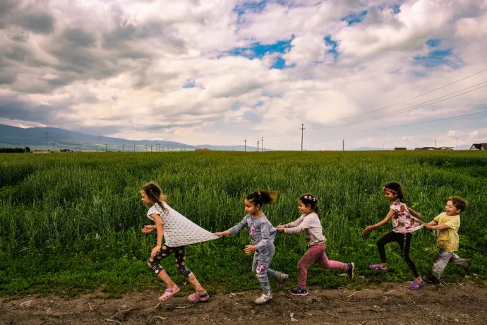 Pénzt gyűjtenek a civilek, hogy a csíkszeredai roma gyerekeknek is legyen játszóterük