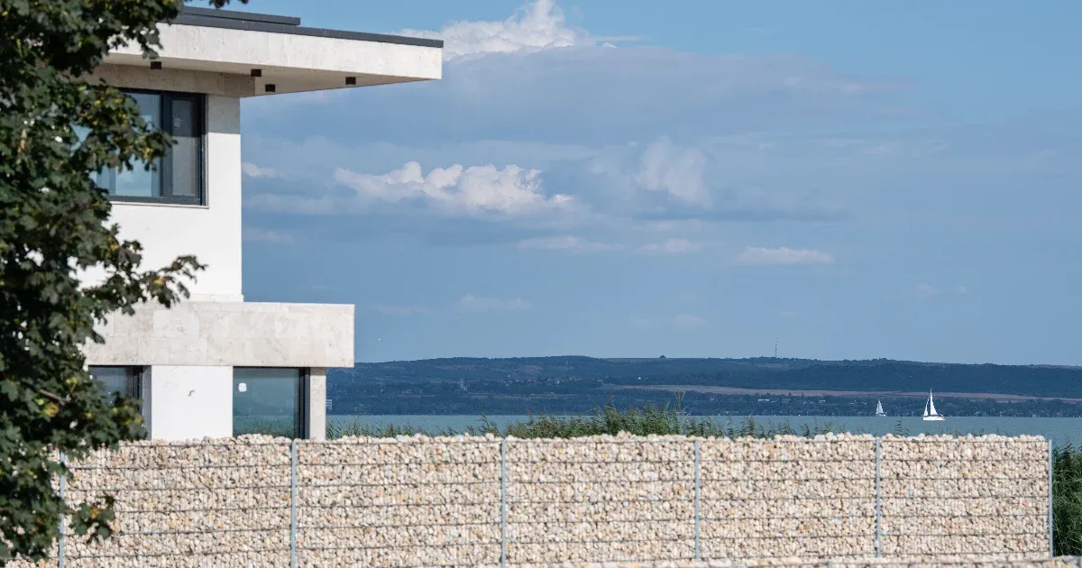 Így építik körbe a partot – egymás után valósulnak meg a vitatott beruházások a Balaton körül