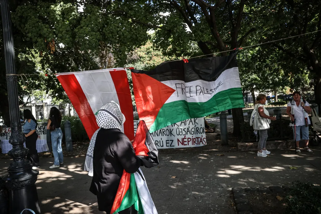 Habár Orbán megtiltotta, most mégis a szabad Palesztináért tüntetnek a Szabadság téren