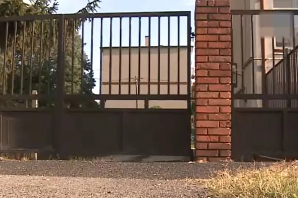 Senki sem segített a tízéves pápai kislánynak, miközben egy megvadult harci kutya tépte a francia bulldogját